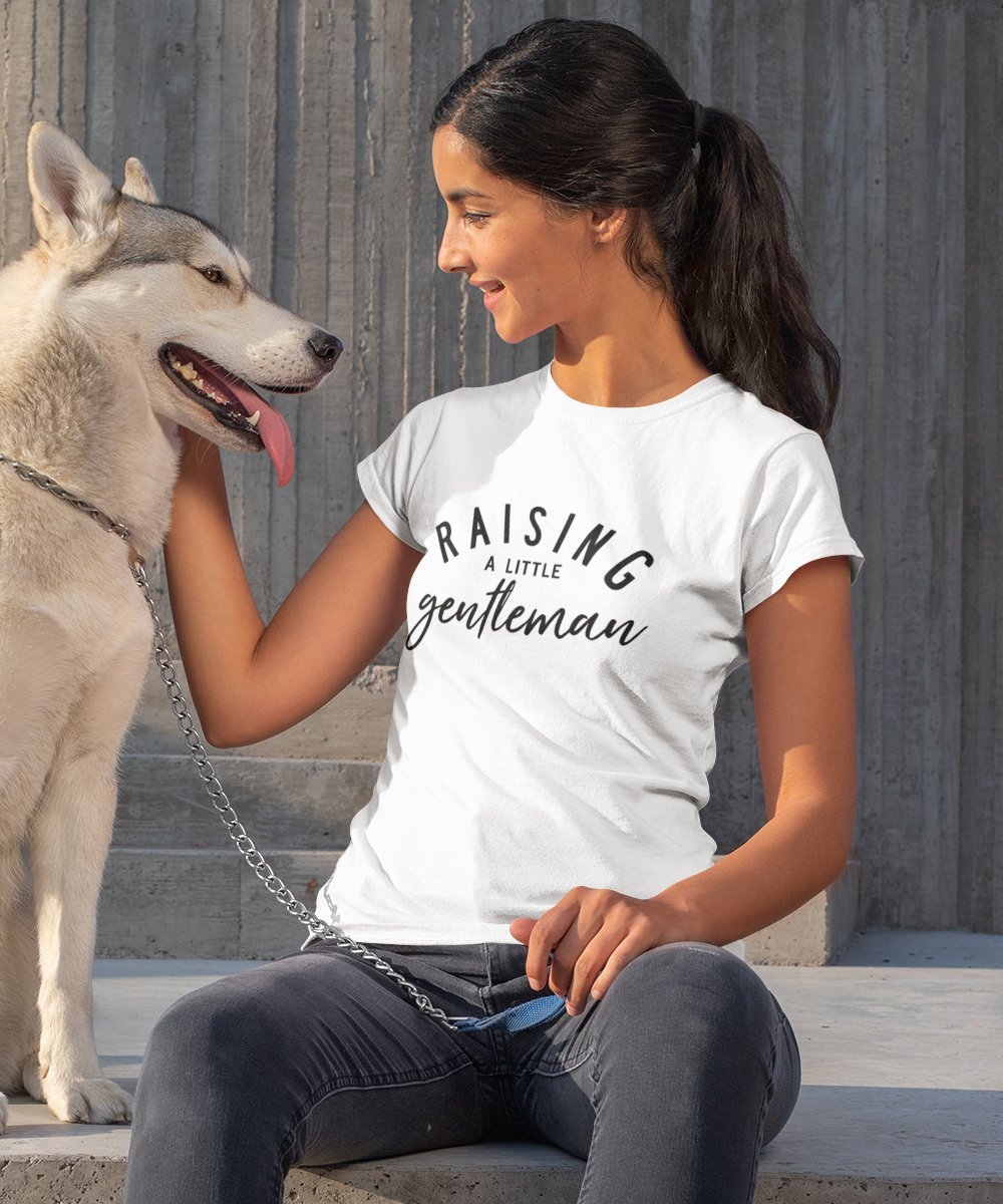 Moederdag T-shirt Raising A Little Gentleman | Wit - Maat L | Moederdag Cadeautje